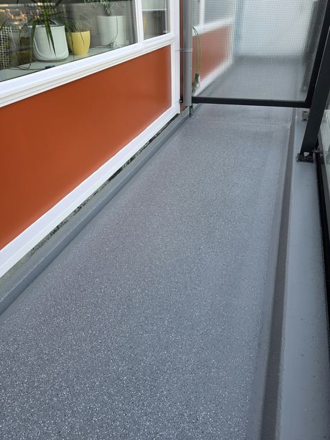 Afgewerkte balkonvloer met opstaande randen