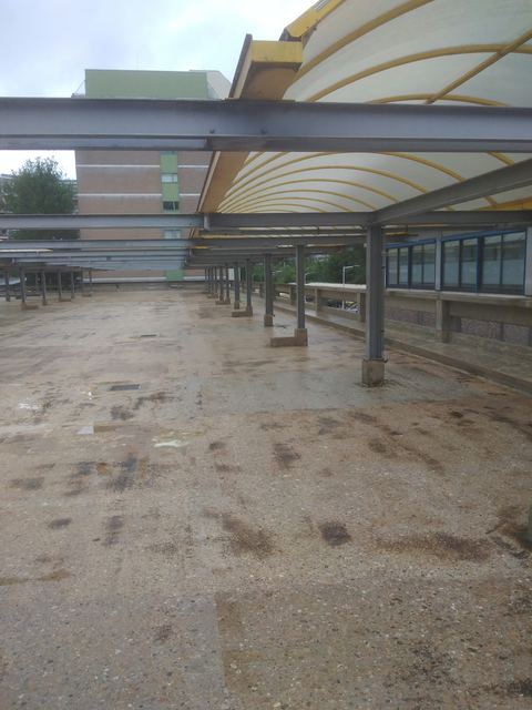 Werk op een groot dakterras
